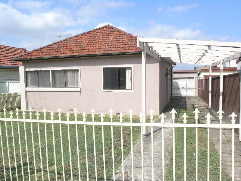 7 Hillcrest Avenue, Greenacre NSW 2190