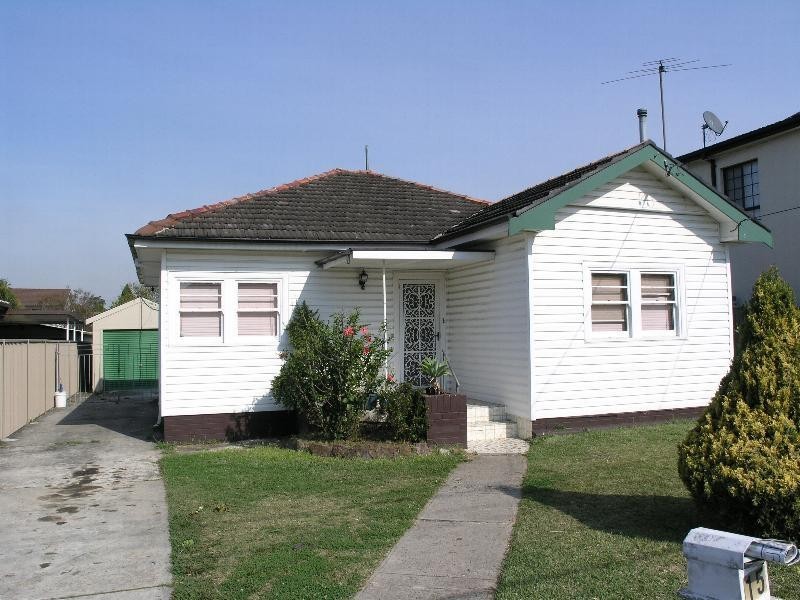 15 Buckland Street, Greenacre NSW 2190