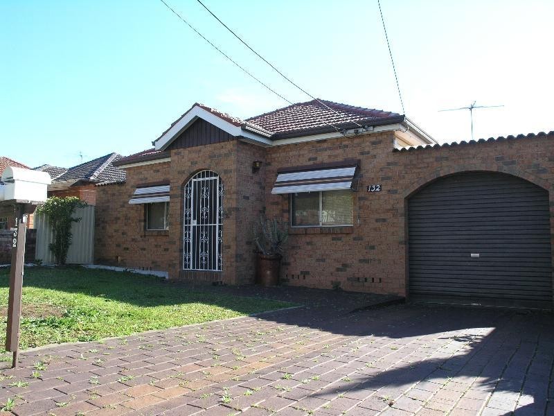 132 Hillcrest Ave, Greenacre NSW 2190