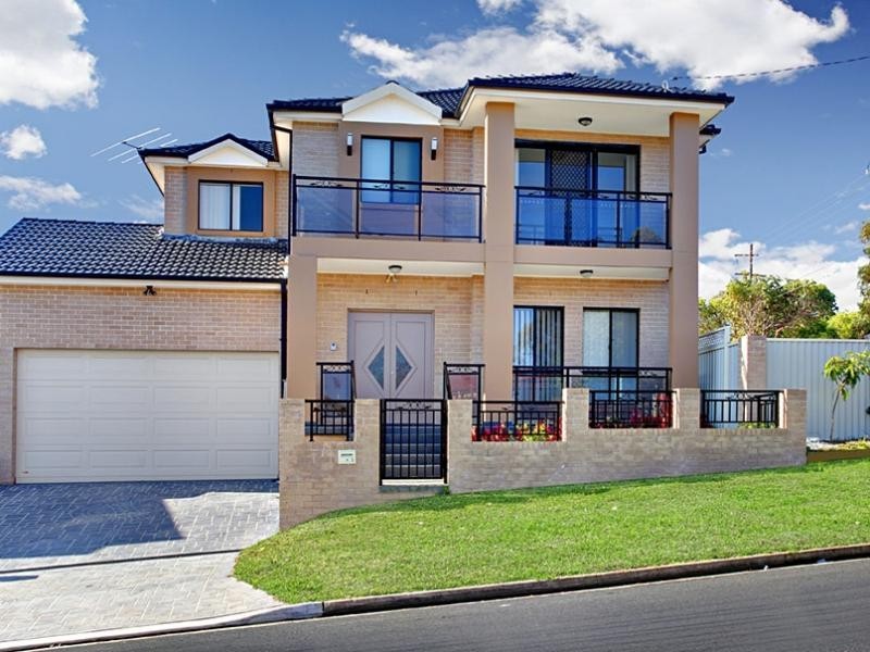 1/2 Highview Avenue, Greenacre NSW 2190