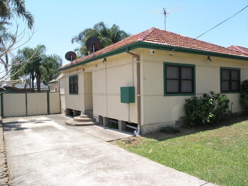 11 Cardigan Road, Greenacre NSW 2190