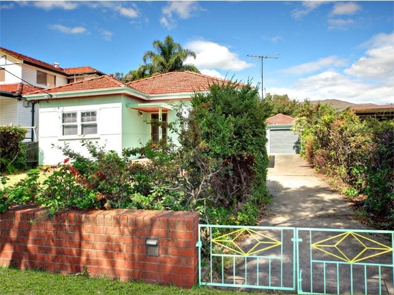 4 Tennyson Road, Greenacre NSW 2190