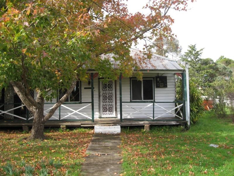 28 Carlton Road, Thirlmere NSW 2572