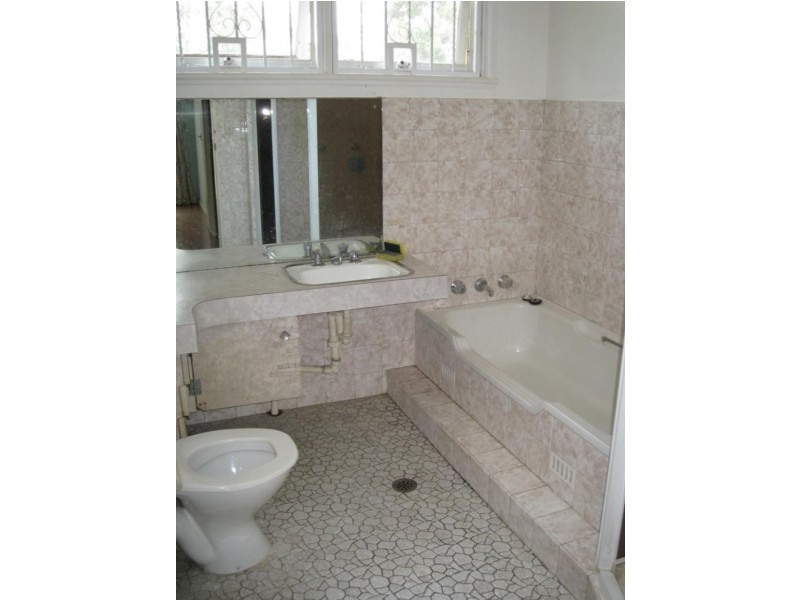 16 Station Road, Toongabbie NSW 2146