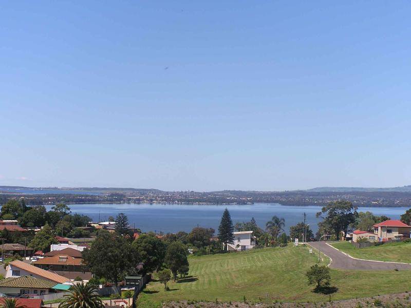 255 FLAGSTAFF ROAD, Lake Heights NSW 2502