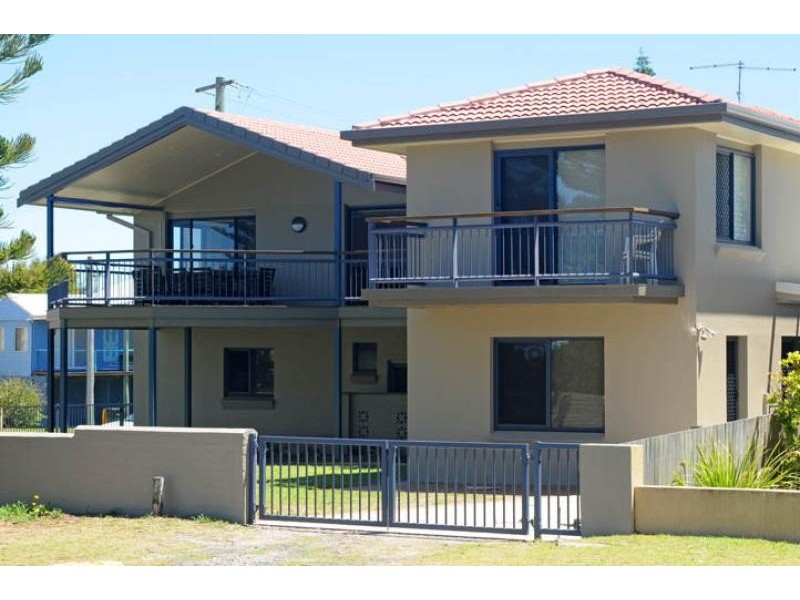 1/10 Pacific Parade, Yamba NSW 2464