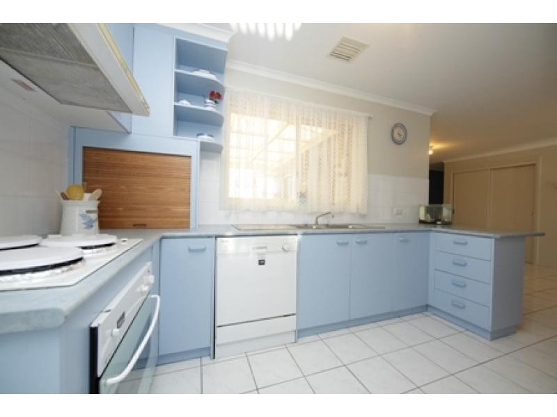 2 ELYARD PLACE, Dunlop ACT 2615