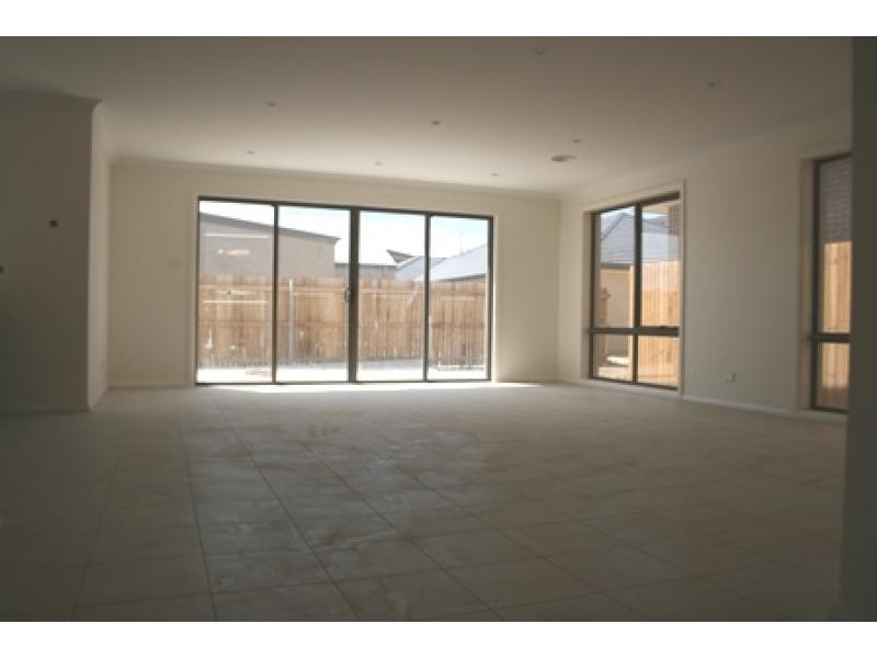 33 Helen Leonard Crescent, Forde ACT 2914