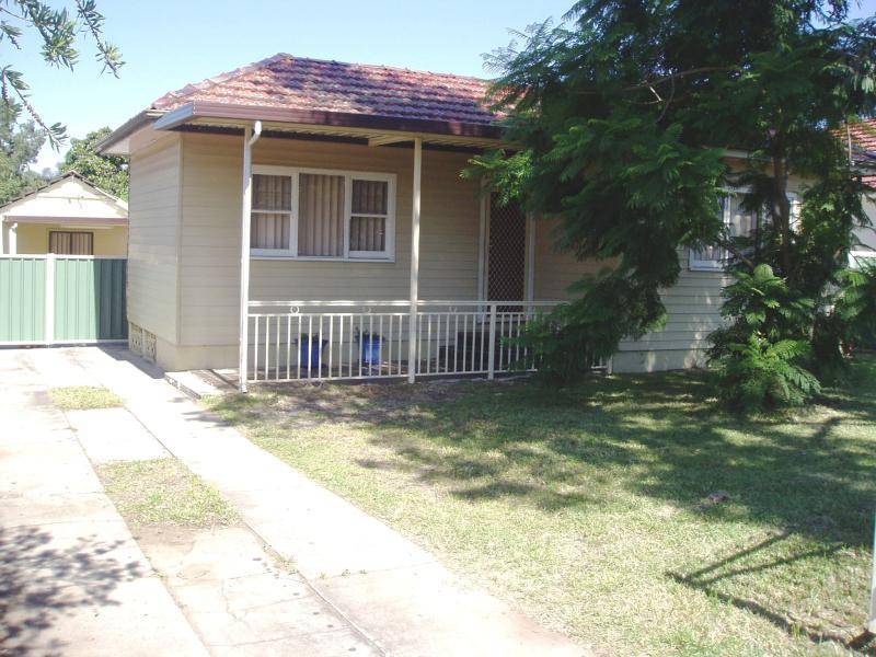 21 ENDEAVOUR ROAD, Georges Hall NSW 2198