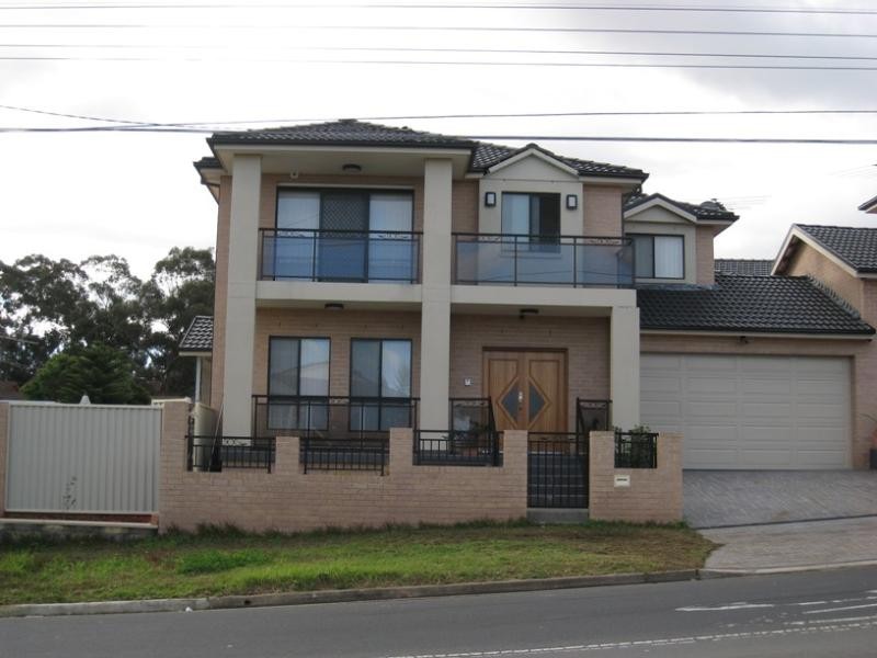 2/2 Highview Avenue, Greenacre NSW 2190