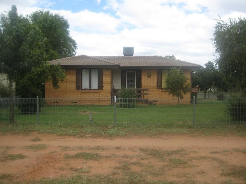 24 CEDAR CRESCENT, Forbes NSW 2871