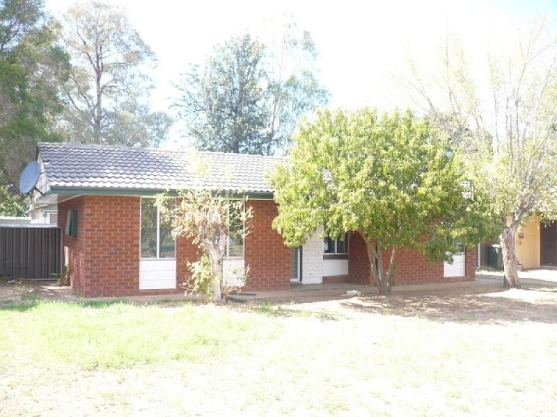 9 Crouch St, Forbes NSW 2871