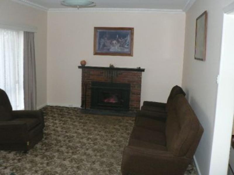 11 GAZZARD STREET, Casterton VIC 3311