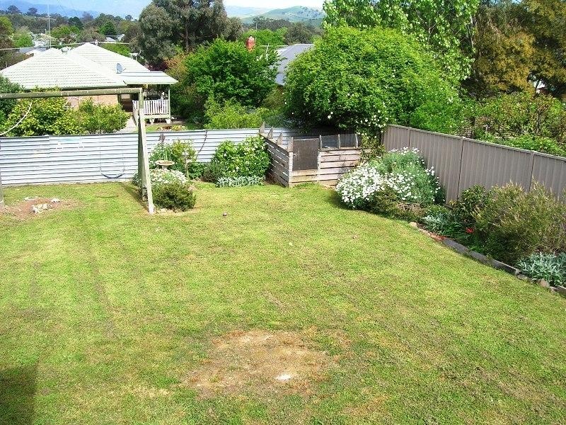 10 Villeneuve St, Alexandra VIC 3714