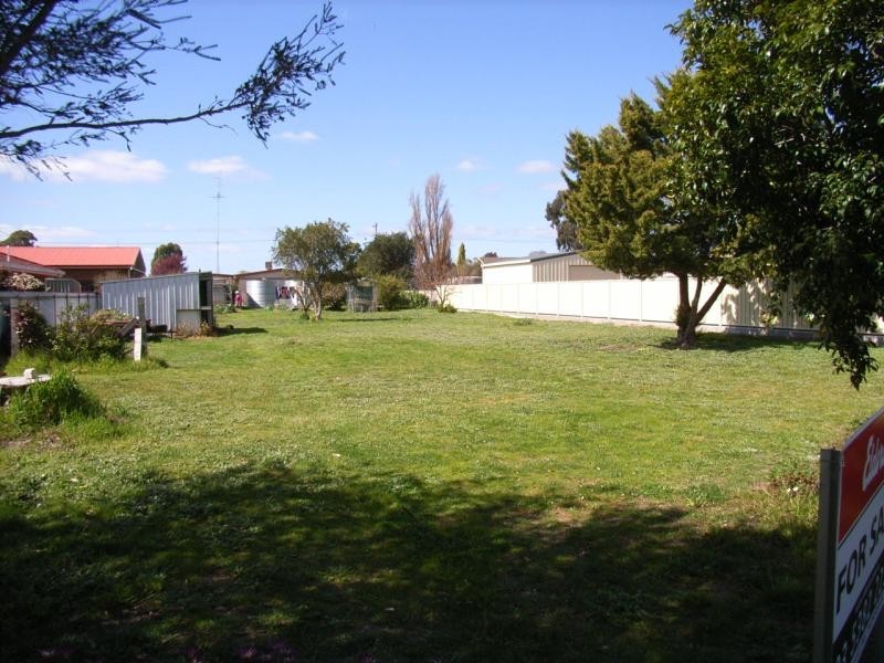 42 Laidlaw Av., Edenhope VIC 3318