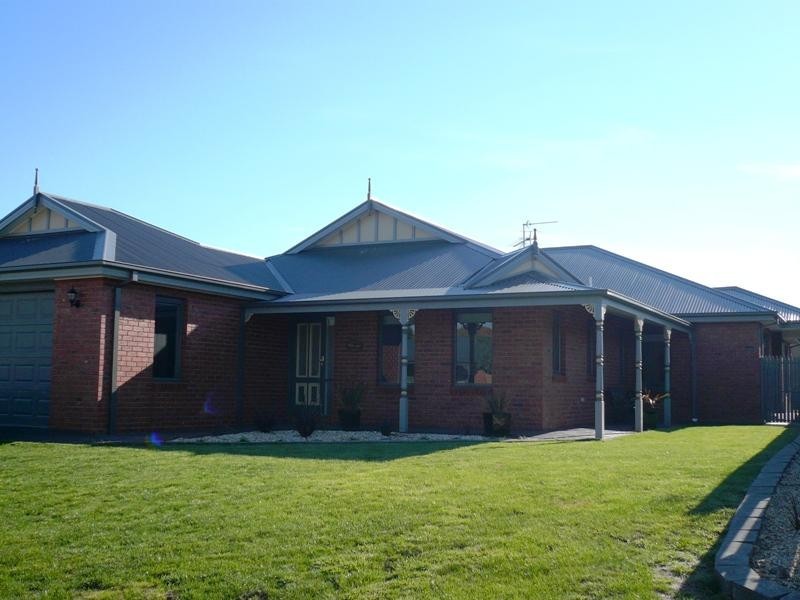 8 WOODFORD PLACE, Korumburra VIC 3950