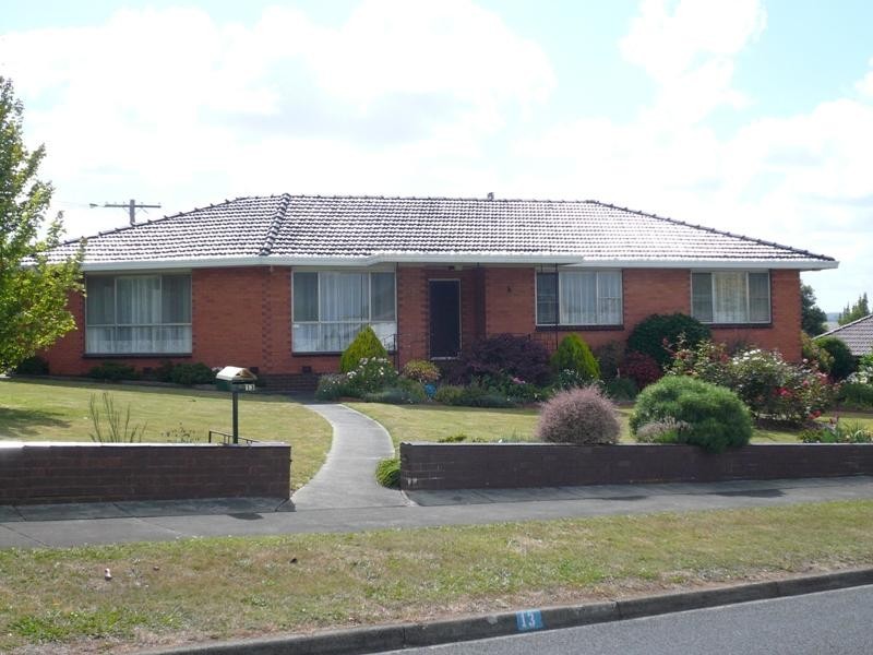 13 Blackmore Avenue, Leongatha VIC 3953