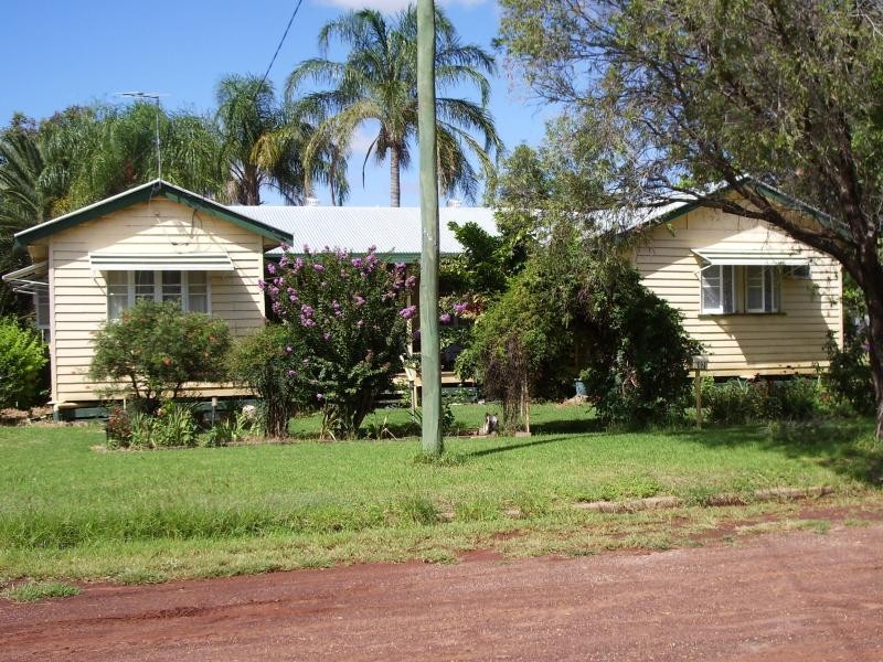 92 Robert St, Surat QLD 4417