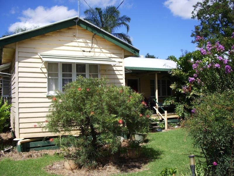 92 Robert St, Surat QLD 4417