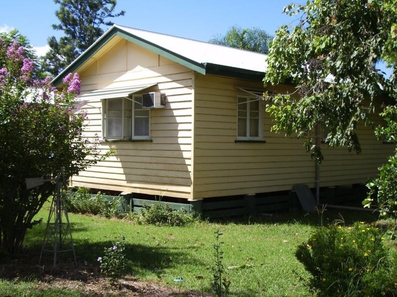 92 Robert St, Surat QLD 4417