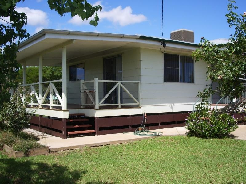 8 CHARLES STREET, Surat QLD 4417