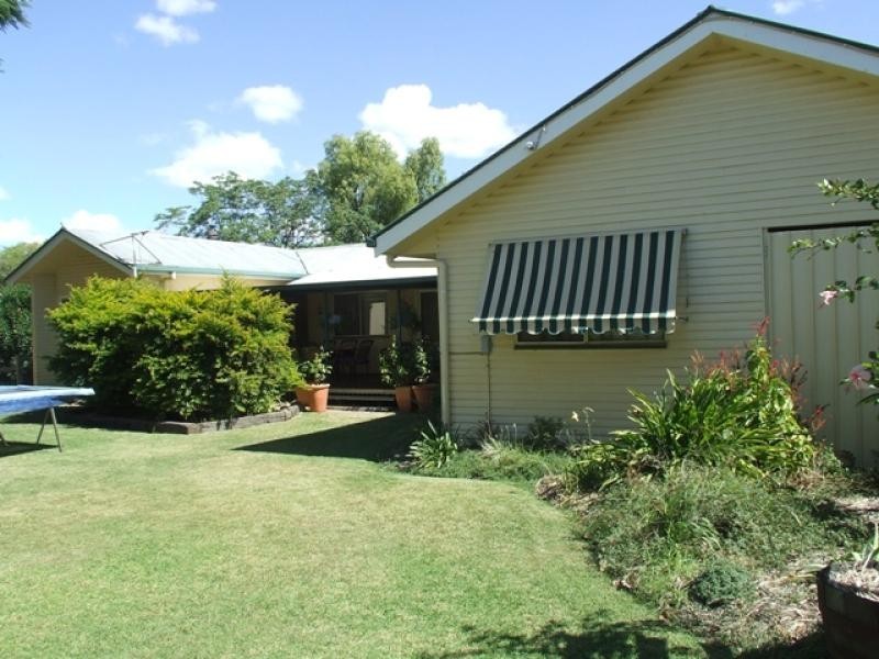 10 Church St, St George QLD 4487