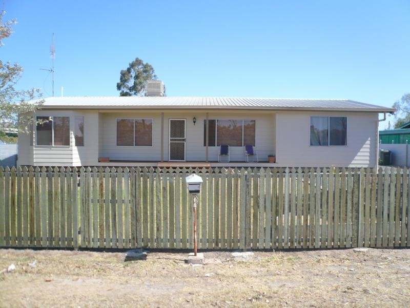 8 TUCKER STREET, Tara QLD 4421