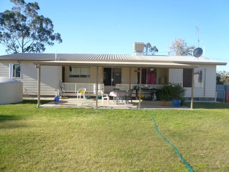 8 TUCKER STREET, Tara QLD 4421