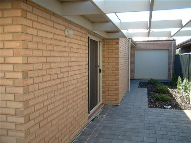 4 Lakeside Dr, Andrews Farm SA 5114