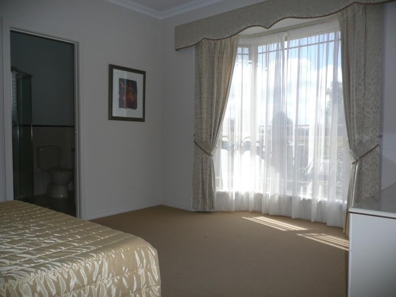 4 Lakeside Dr, Andrews Farm SA 5114