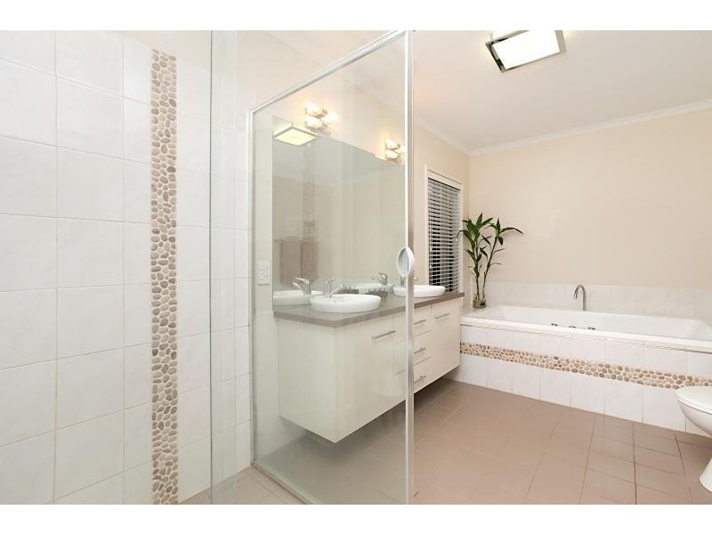 10 Westbourne St, Springbank Waters, Burton SA 5110