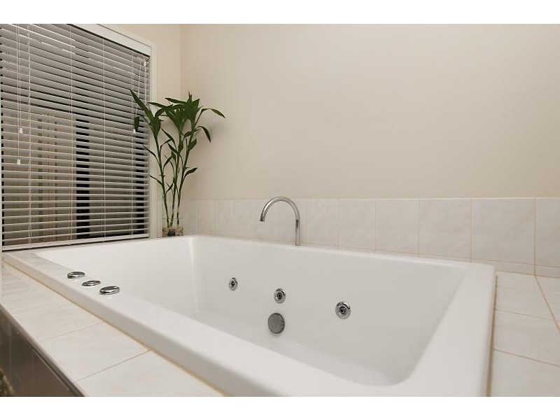 10 Westbourne St, Springbank Waters, Burton SA 5110