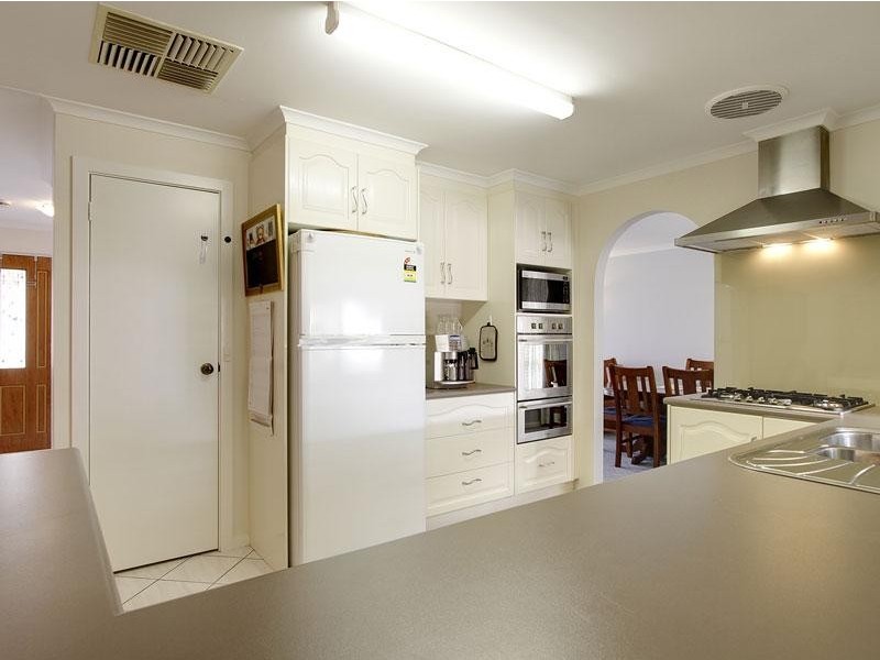 18 Hedgerow Drive, Gulfview Heights SA 5096