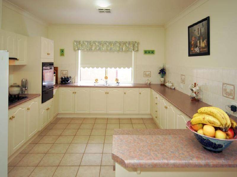 16 BREAKWATER COURT, Gulfview Heights SA 5096