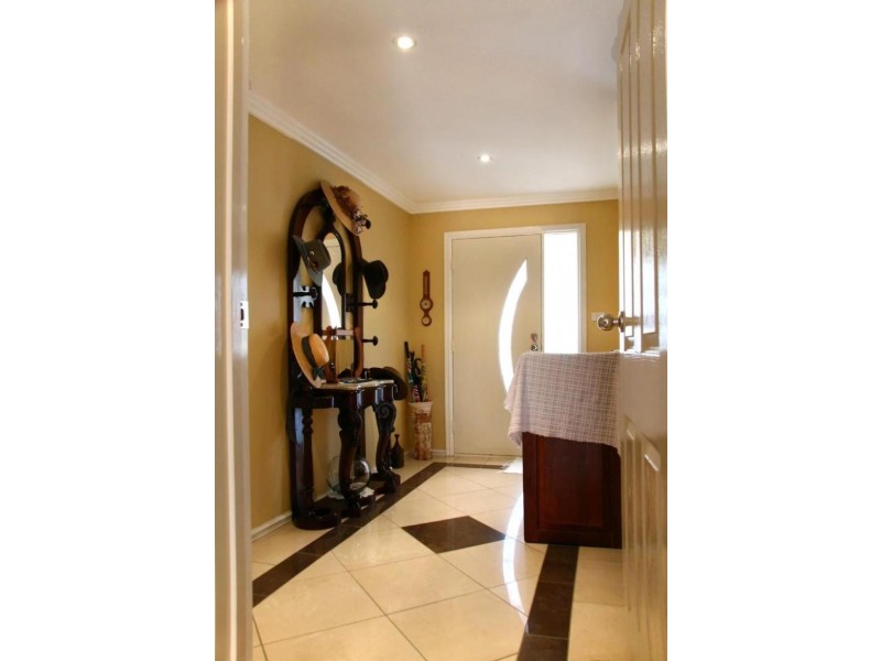 8 Nicholls Drive, Yass NSW 2582