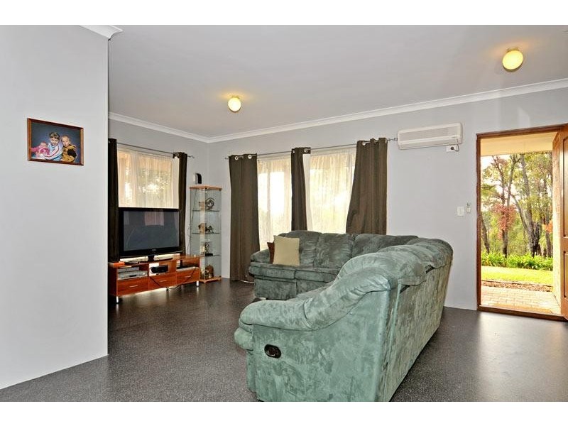 27 Wilson Street, Wooroloo WA 6558