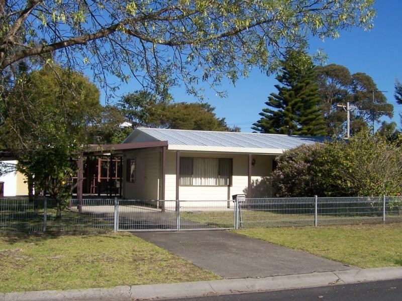 13 Yarralumla Crescent, Tomakin NSW 2537