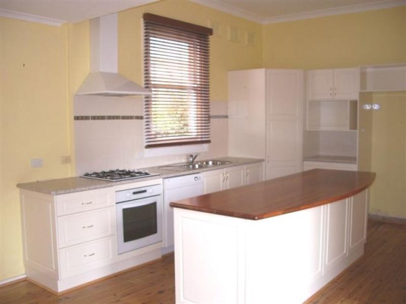 709 PEMBERTON STREET, Albury NSW 2640