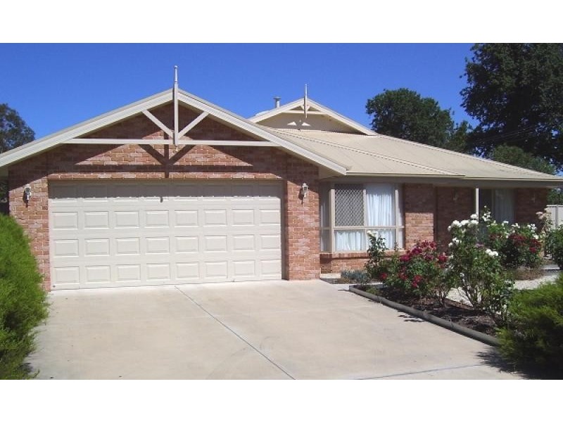 2 HALL COURT, Howlong NSW 2643