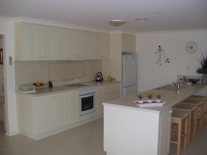 2 HALL COURT, Howlong NSW 2643