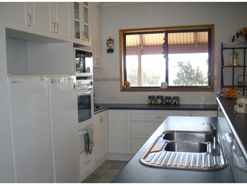 36 ALEXANDRA WAY, Table Top NSW 2640