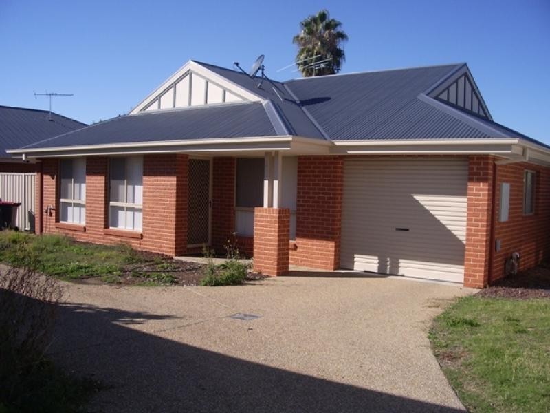 Unit 2/387 Parnall St, Albury NSW 2640