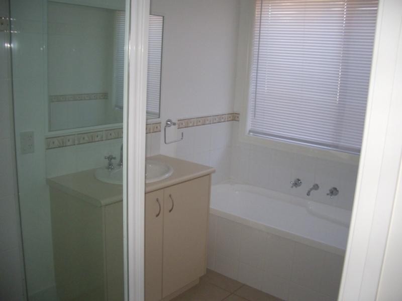 Unit 2/387 Parnall St, Albury NSW 2640