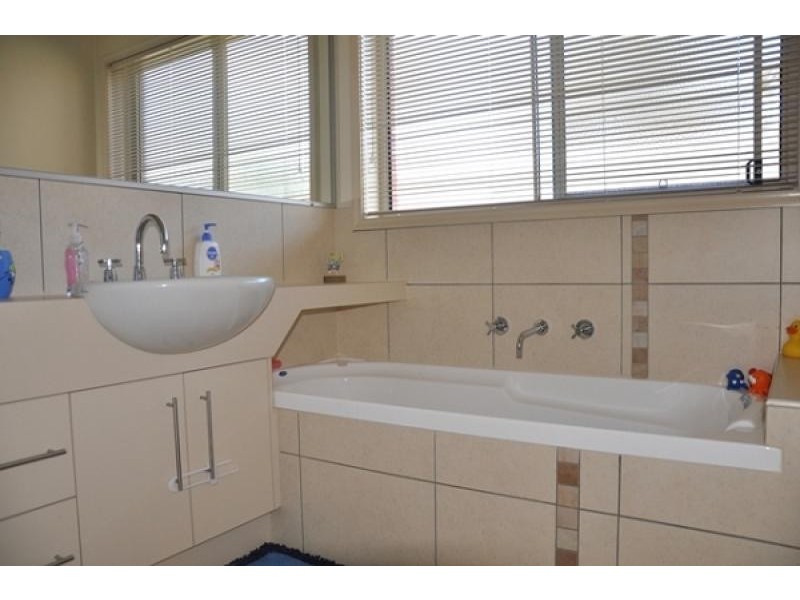 11 Chafia Place, Lavington, Albury NSW 2640