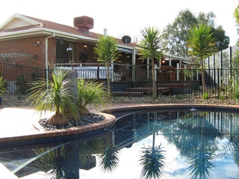 24 Clarke Street West, Howlong NSW 2643
