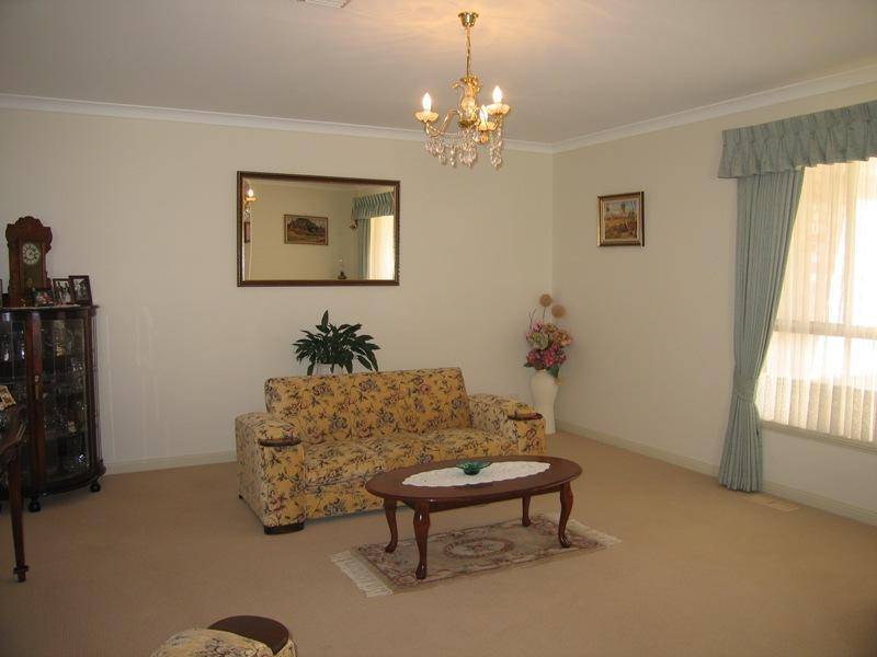 44 BALLARA DRIVE, Wodonga VIC 3690