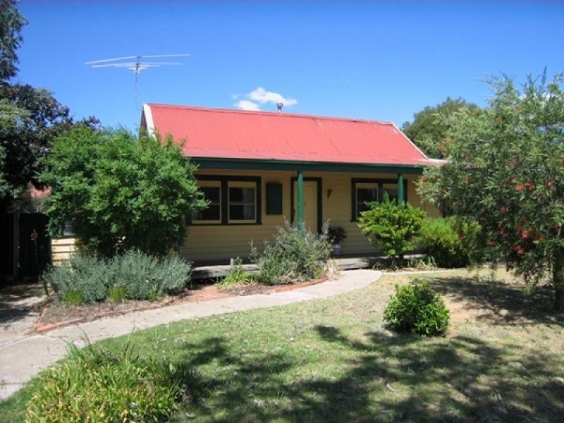 8 Main Street, Chiltern VIC 3683