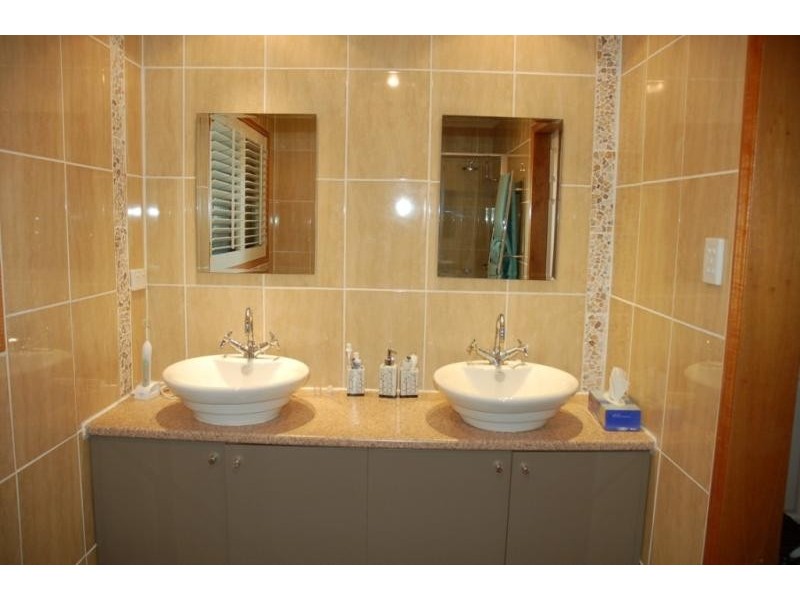 8 PETERSON PLACE, Bridgeman Downs QLD 4035