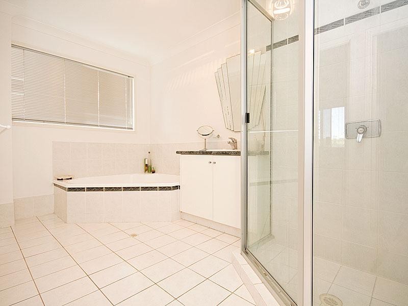 16 Hoop Pine Place, Bridgeman Downs QLD 4035