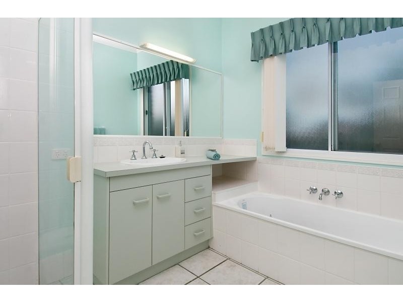 24 Arlington Drive, Arana Hills QLD 4054